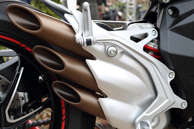 Úprava motocykla zameraná na výkonný výfuk s moderným dizajnom